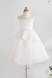 Vestido de niña de flores blancas con encaje