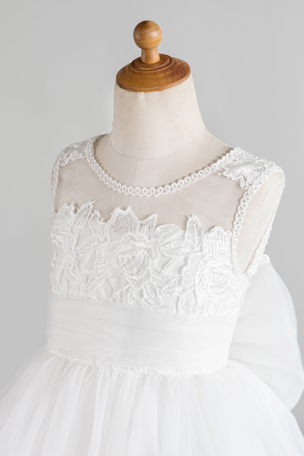 Vestido de chica de flores blancas con lazo