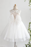 Vestido de chica de flores blancas con lazo
