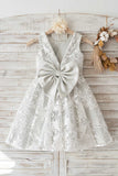 Vestido de chica de flor de encaje gris con lazo