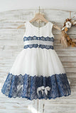 Vestido de niña azul marino blanco con lazo