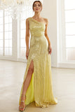 Vestido de lentejuelas de un hombro de color amarillo claro con hendidura