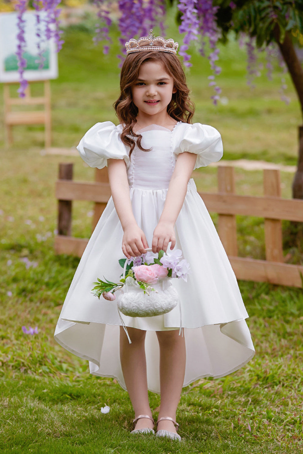 Vestido blanco de flor alta-baja con lazo