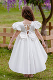 Vestido blanco de flor alta-baja con lazo