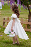 Vestido blanco de flor alta-baja con lazo