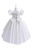 Vestido blanco de flor alta-baja con lazo