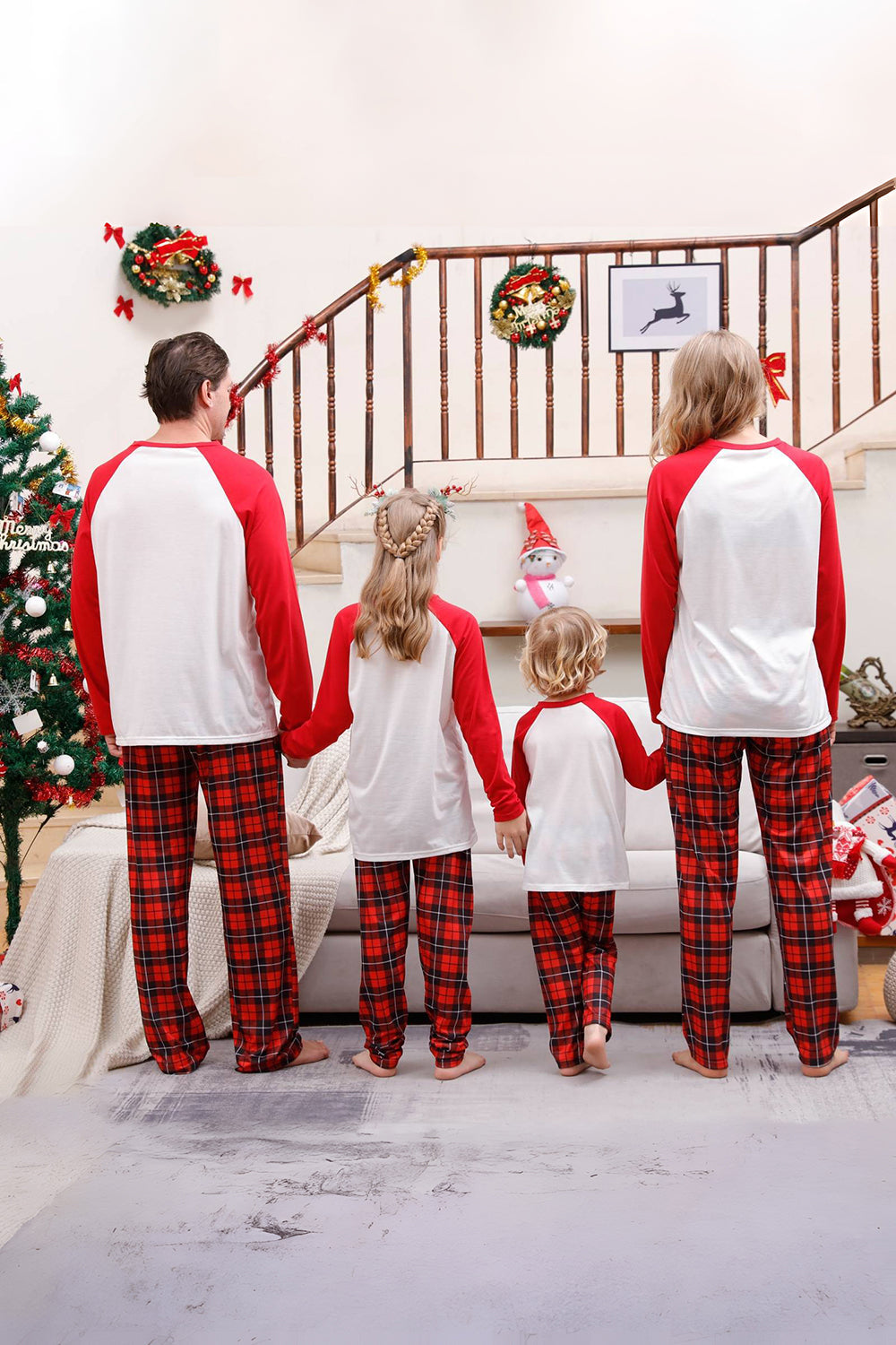Conjuntos de pijamas navideños familiares a juego con cuadros rojos