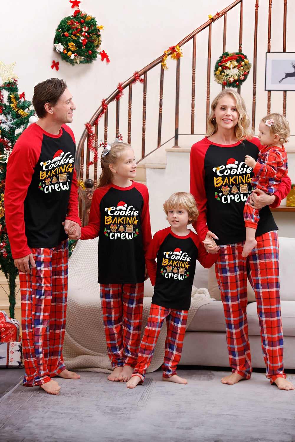 Conjuntos de pijamas navideños a juego con cuadros rojos familiares