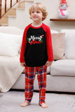 Conjuntos de pijamas navideños a juego con cuadros rojos familiares