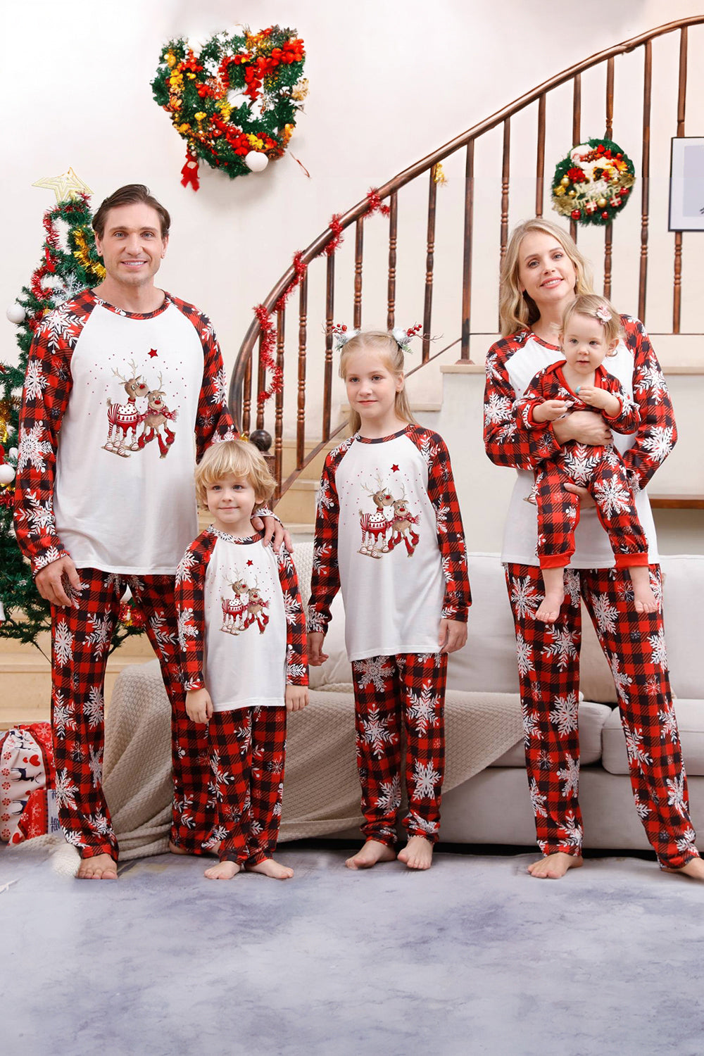 Pijama navideño familiar a juego a cuadros rojos con copo de nieve