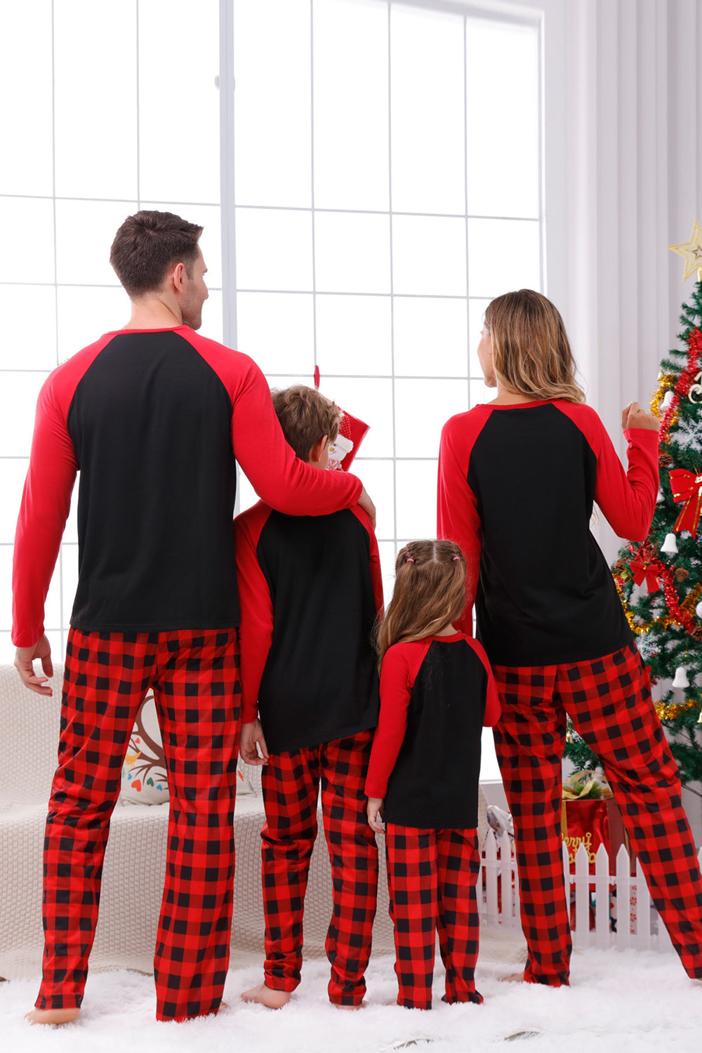 Conjuntos de pijamas a cuadros rojos de la familia navideña