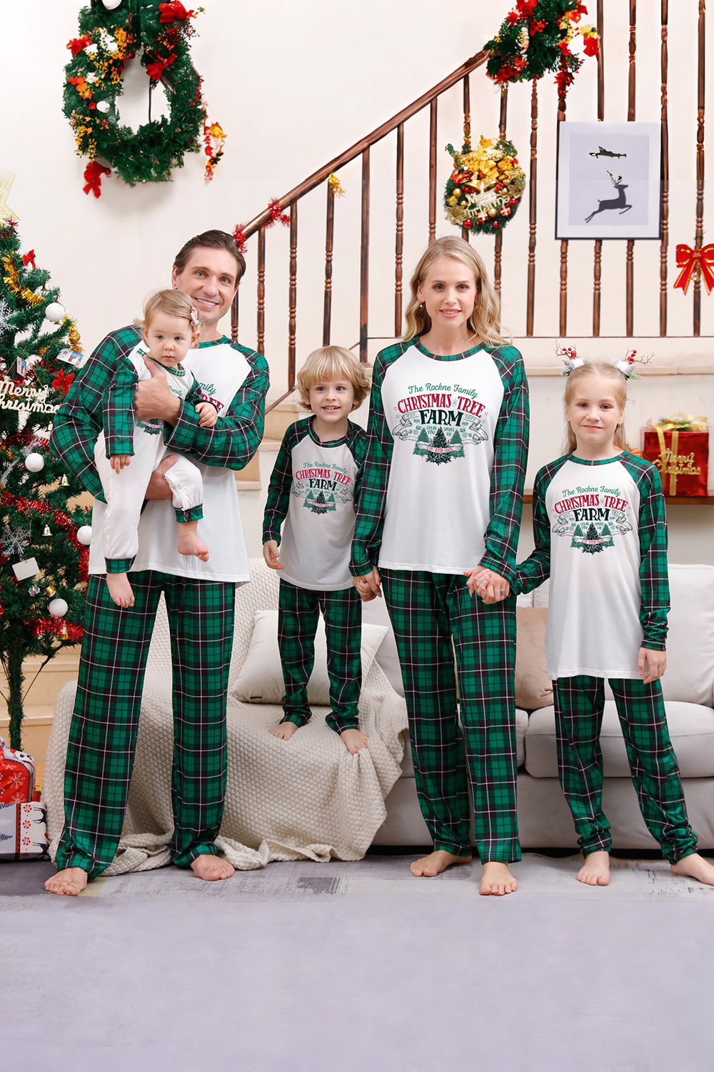Pijama navideño a juego de la familia verde con el perro