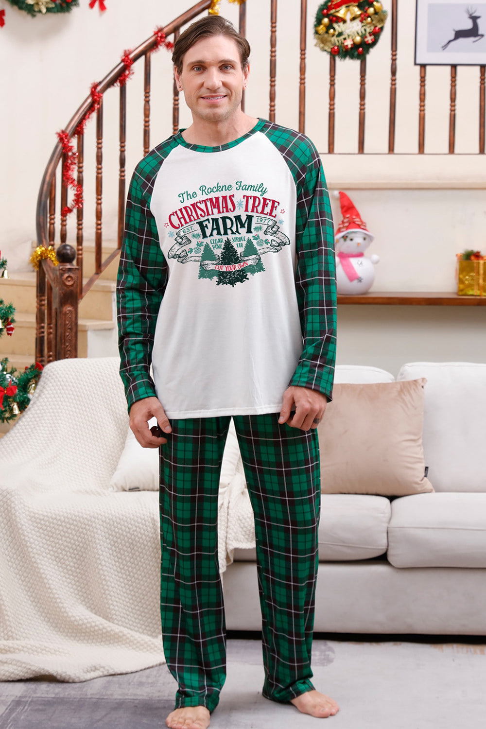 Pijama navideño a juego de la familia verde con el perro