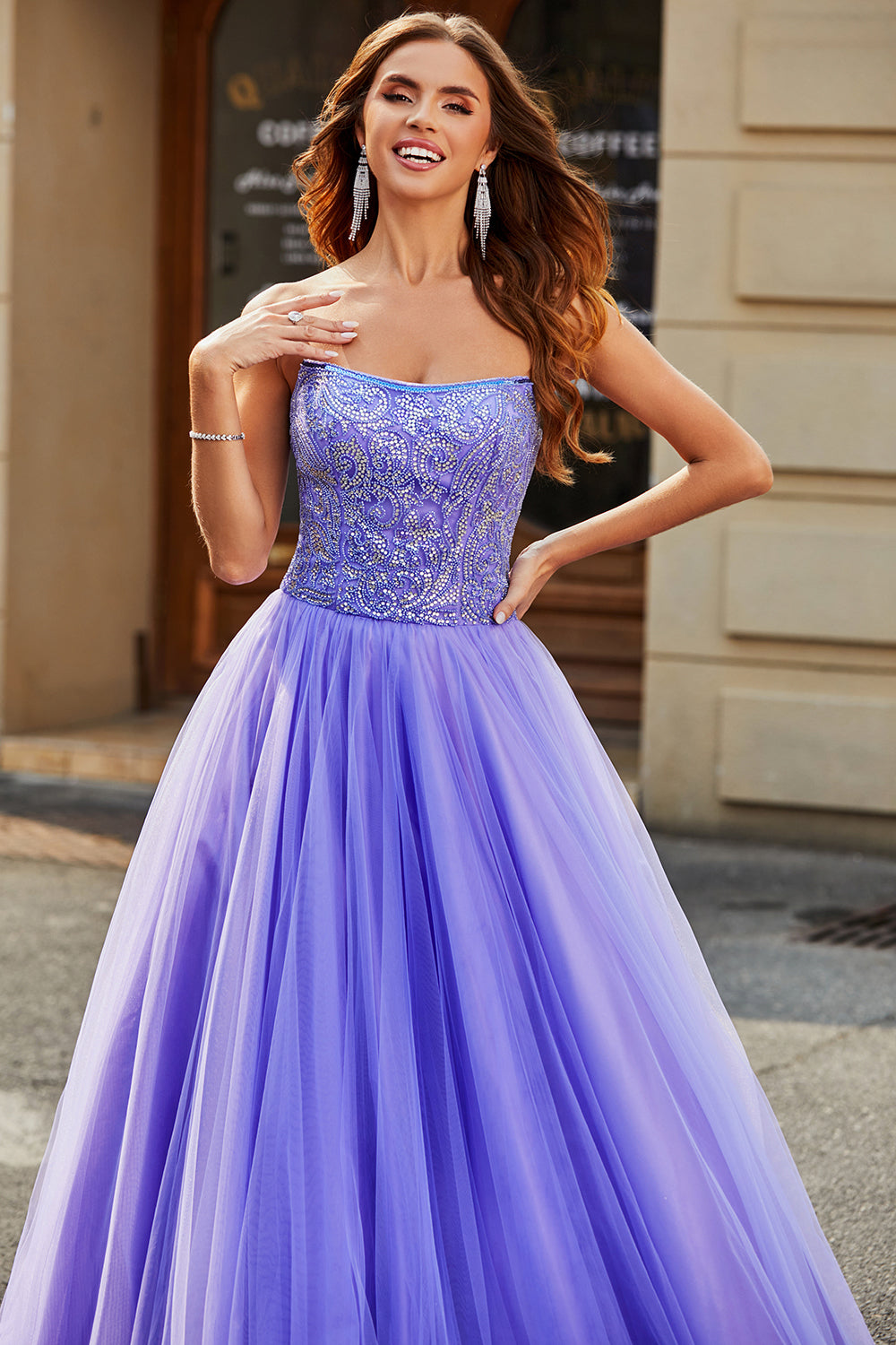 Impresionante vestido de fiesta largo lila sin tirantes de una línea con abalorios