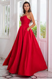 Una línea de vestido de fiesta largo rojo sin tirantes con frente dividido