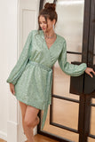 Vestido de fiesta cruzado verde salvia con manga larga