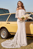 Vestido de novia marfil de encaje con hombros descubiertos y cola larga