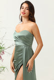 Vestido de dama de honor largo de eucalipto sin tirantes con hendidura