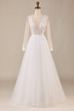 Una línea profunda V-Neck Ivory Tulle Sweep Train Wedding Dress con encaje