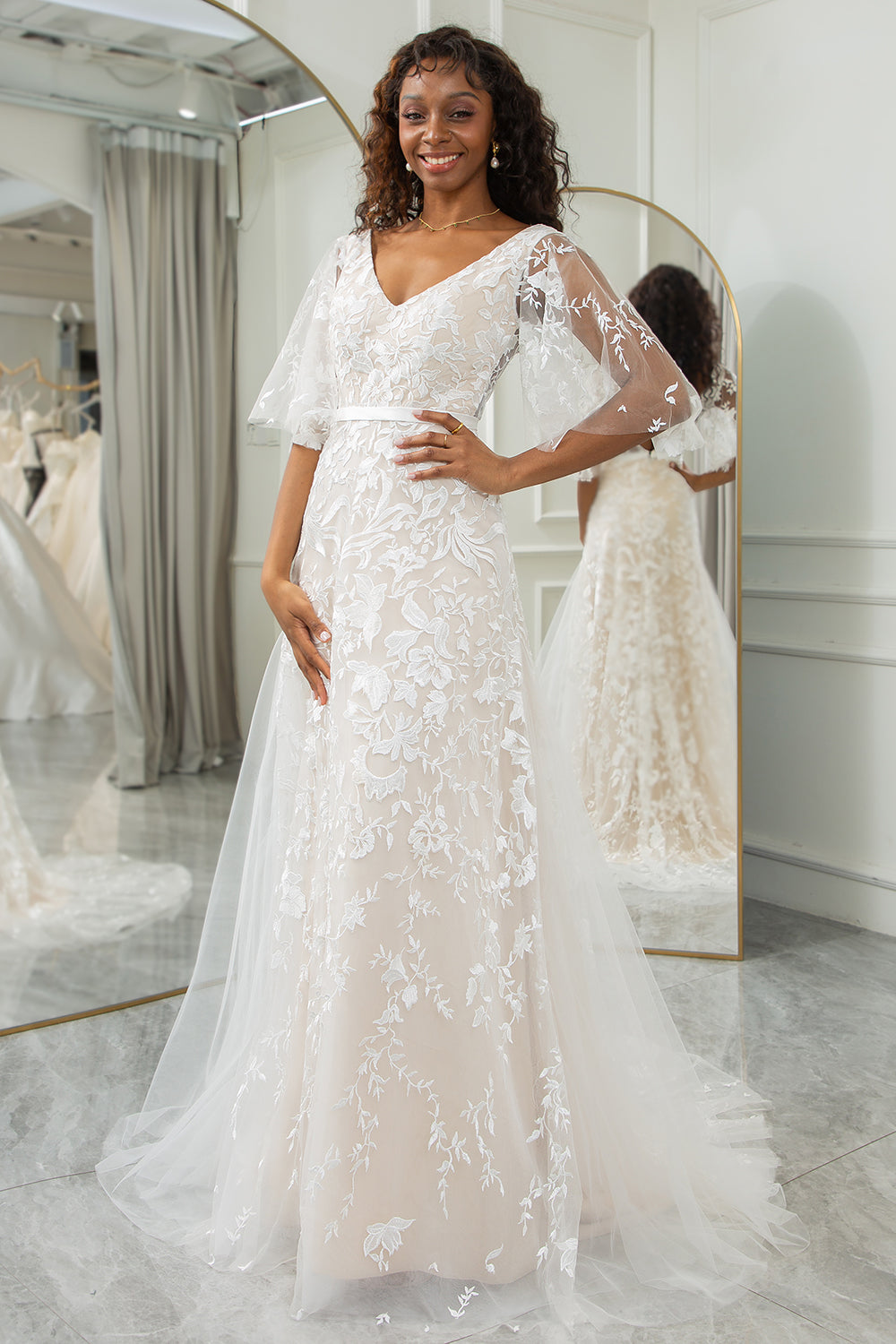 Vestido de novia de tren de encaje con mangas de murciélago de marfil