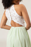 Vestido largo de dama de honor de encaje de salvia empolvado y gasa con cuello halter de línea A