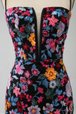 Vestido de fiesta bordado con flores negras con tirantes de espagueti de sirena con abertura lateral