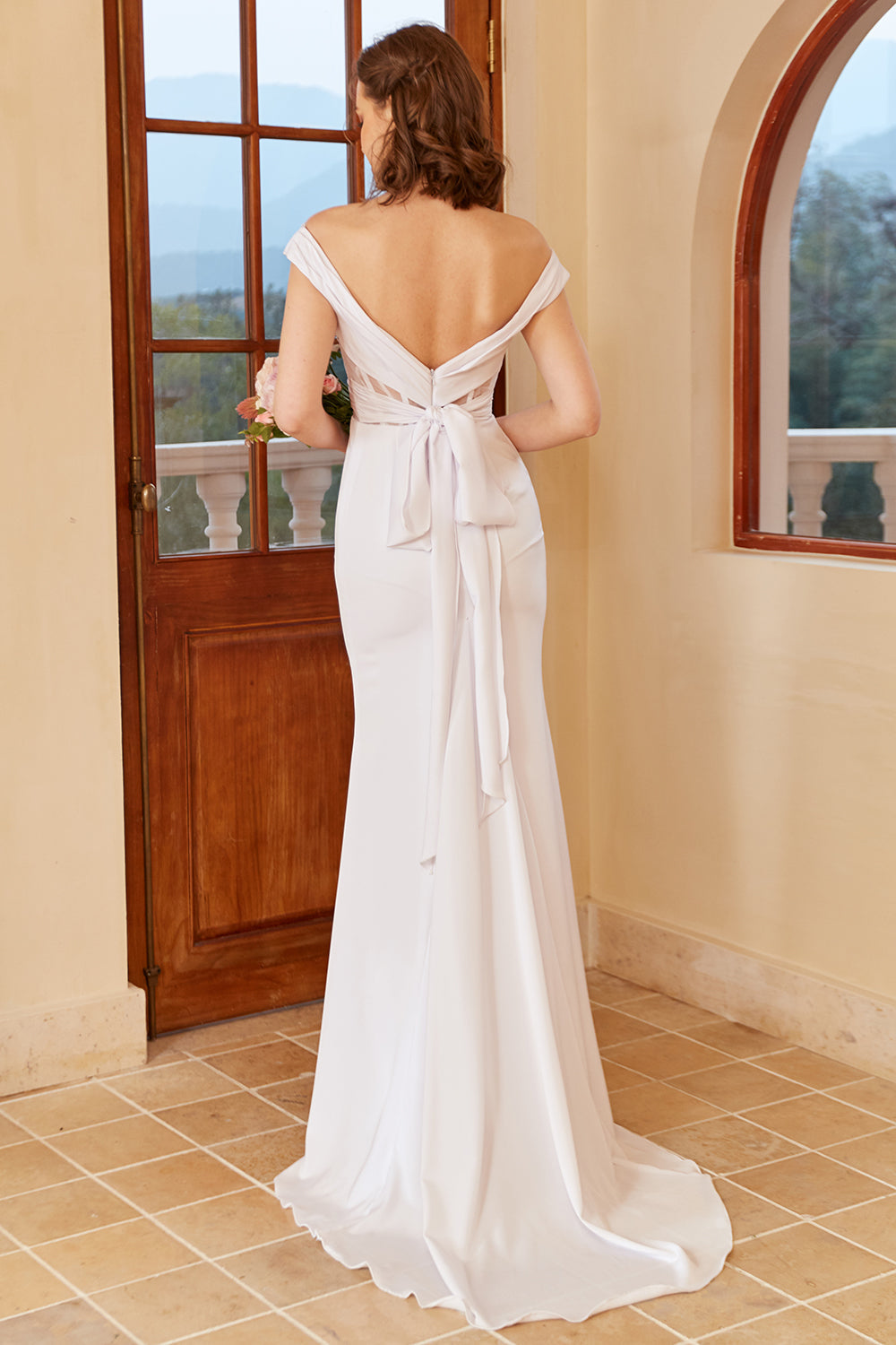 Vestido de novia de sirena blanco con hombros descubiertos