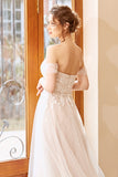 Elegante vestido de novia largo blanco con cuello halter y apliques