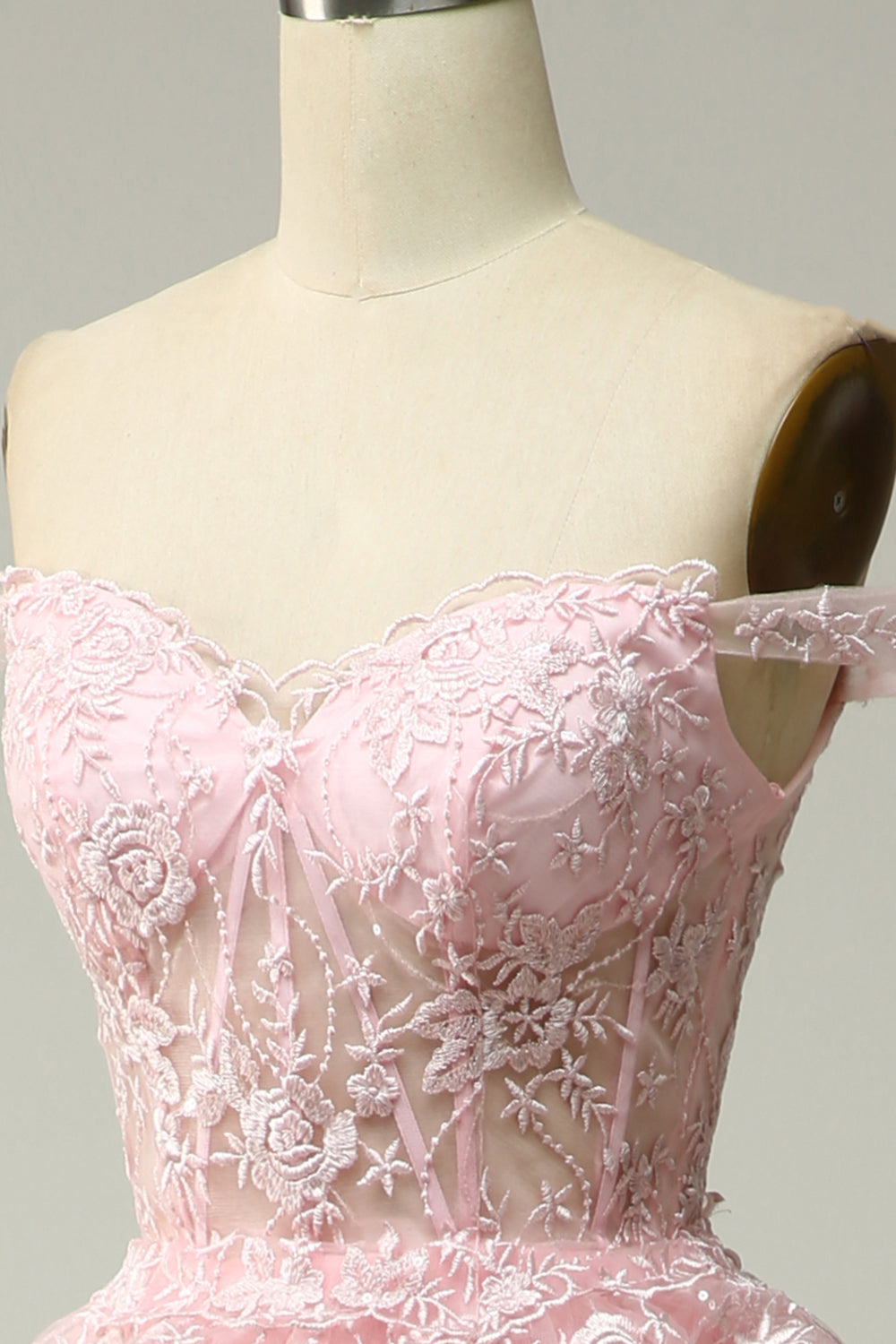Vestido de fiesta largo rosa con hombros descubiertos y apliques