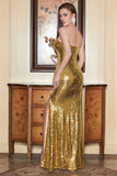 Un vestido de lentejuelas doradas de un hombro con hendidura