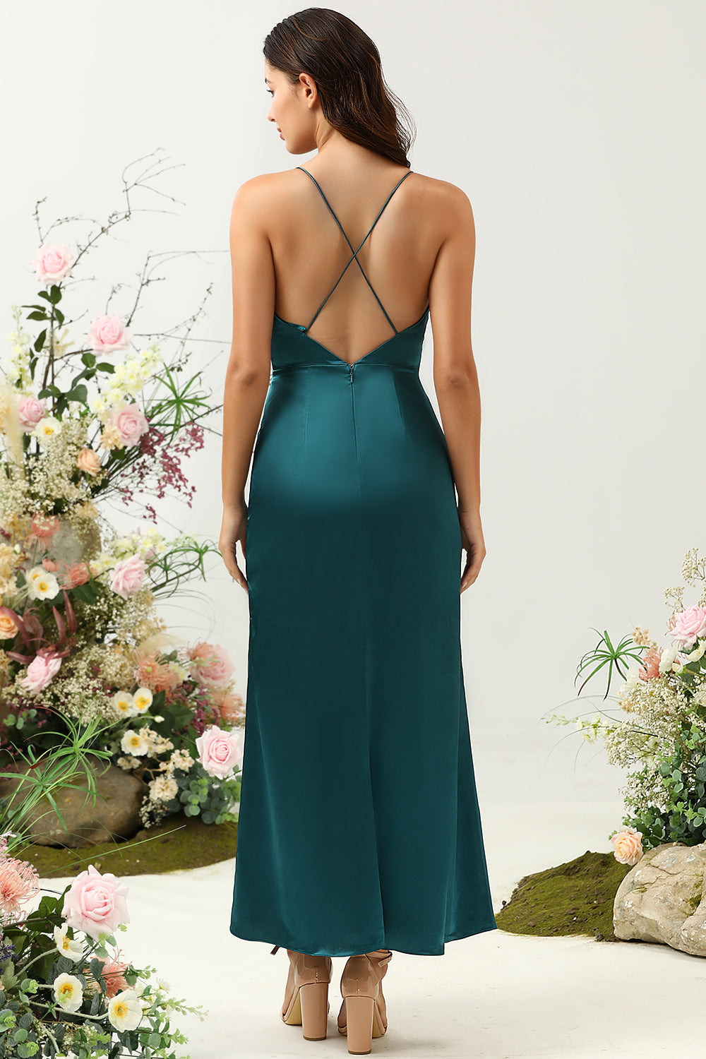 Una línea de correas de espagueti verde oscuro Plus Size vestido de dama de honor con espalda sin espalda