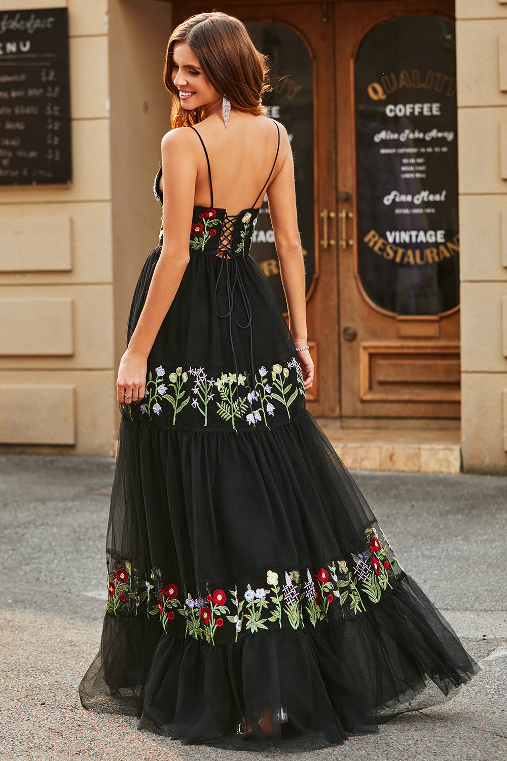 Magnífico vestido de fiesta largo negro con tirantes de espagueti de una línea con bordados