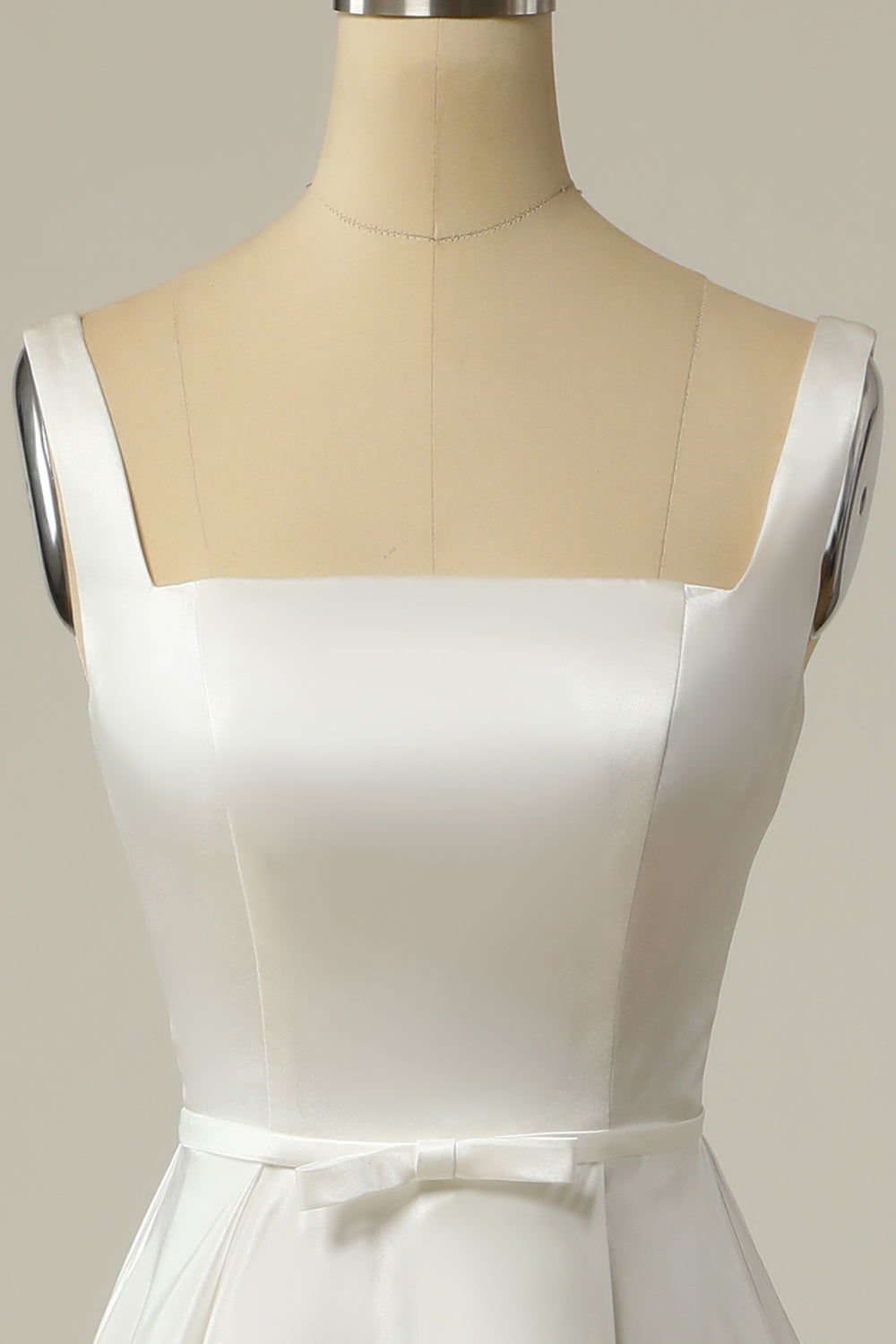 Vestido de novia largo de satén blanco con escote cuadrado y sencilla línea A