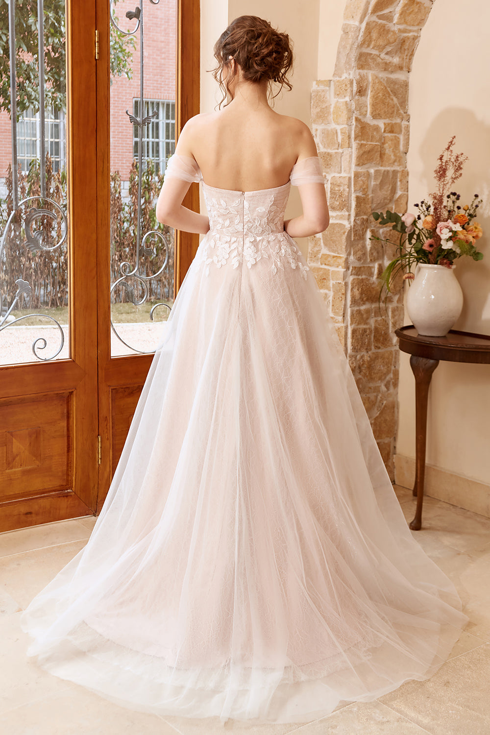 Elegante vestido de novia largo blanco con cuello halter y apliques