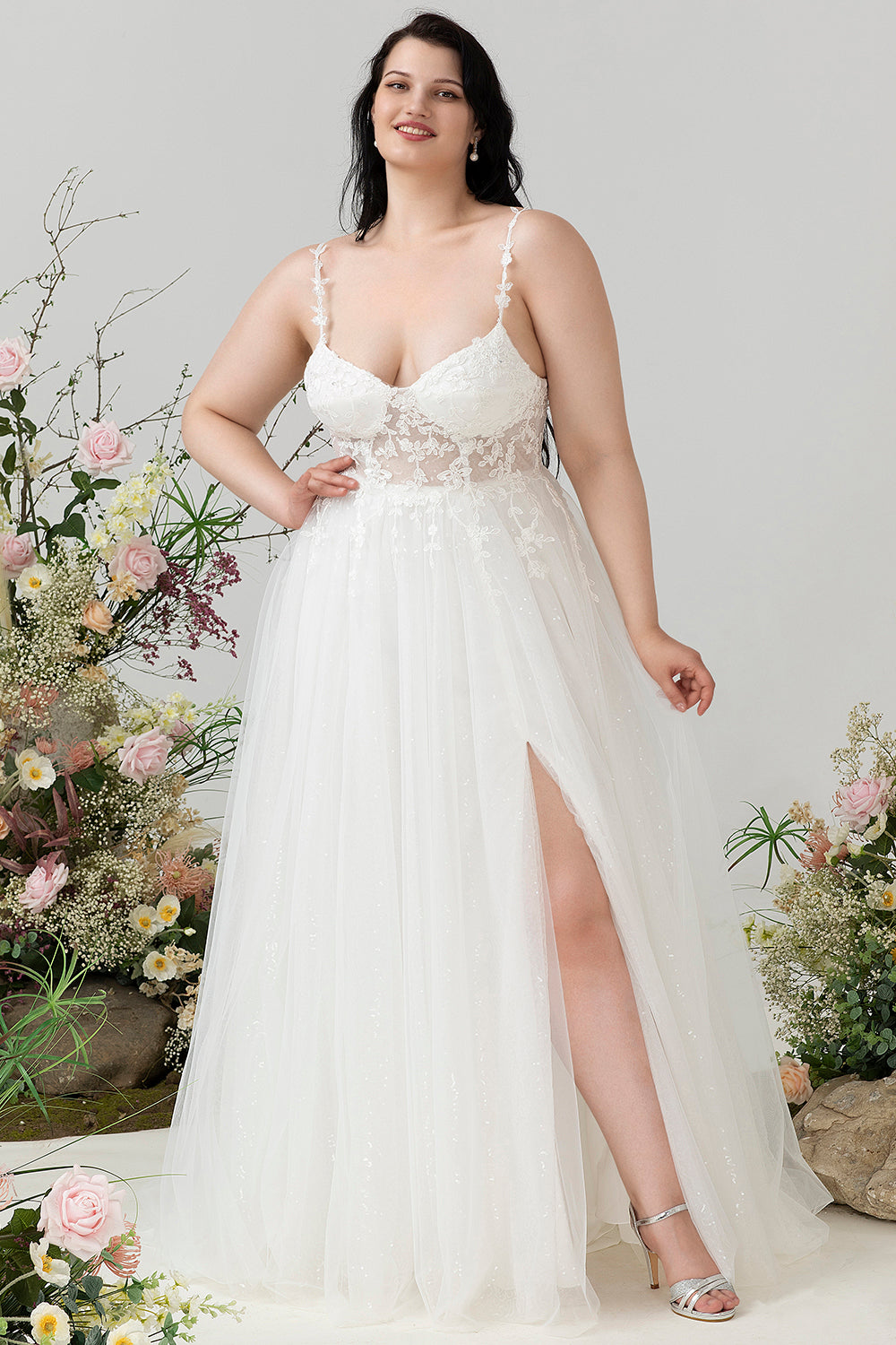 Vestido de novia de línea A de tul con tirantes finos de marfil con abertura